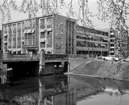 83760 Gezicht op het gebouw van de Steenkolen Handels Vereniging (SHV, Rijnkade 1) te Utrecht, uit het zuidwesten, met ...